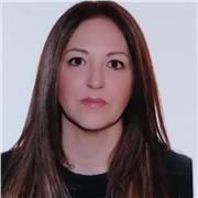 Profesora licencia en Filosofía, con conocimiento en lenguas clásicas: latín y griego antiguo.